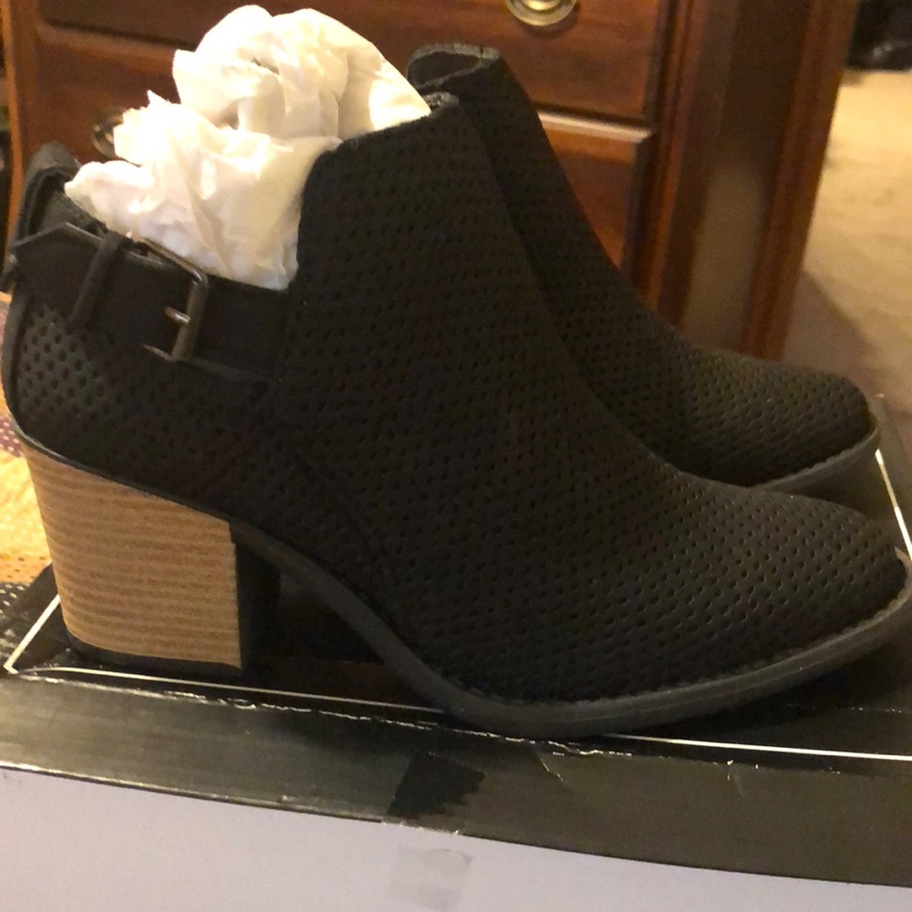 Black qupid bootie, size 7, NWT